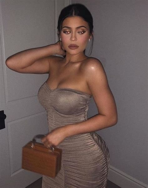 Kylie Jenner Flaunts Derrière In Tight Dress As She Ignores Travis Scott Drama 24h Beauty