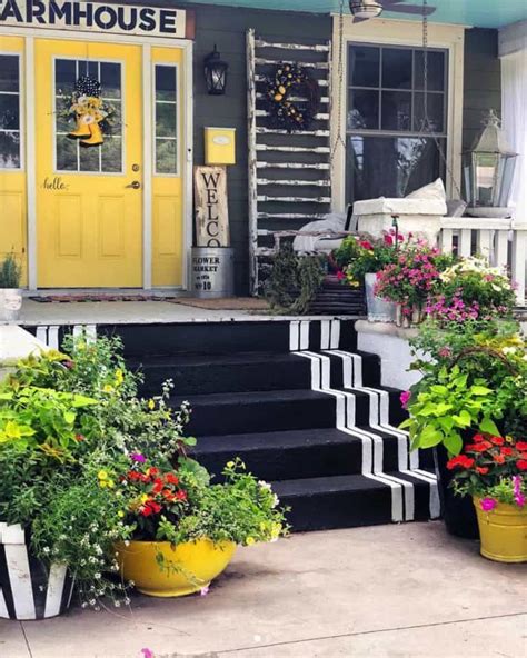 30 Gorgeous And Inviting Farmhouse Style Porch Decorating Ideas Painted