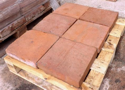 Darüber hinaus finden sie bei uns hochwertige gartenplatten aus gummi und keramik, die die für aussenbereiche nötige widerstandsfähigkeit mitbringen. Terrakotta handstrich Tonziegel Bodenplatten Bodenziegel ...