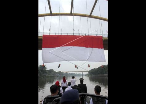 Pengibaran Bendera Merah Putih Di Jembatan Siak Iii ANTARA Foto