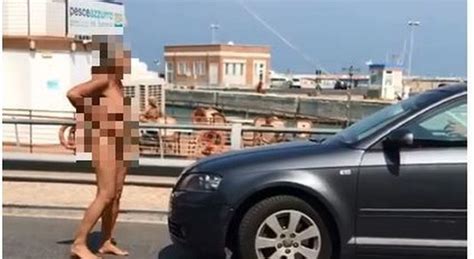 Fano Si Spoglia Nuda E Si Piazza Davanti Alle Auto In Mezzo Alla Strada