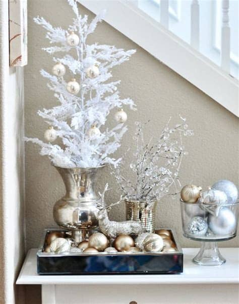 You don't have to wait for santa (or the post office) to drop off your gifts and decor with our convenient. 44 Refined Gold And White Christmas Décor Ideas - DigsDigs