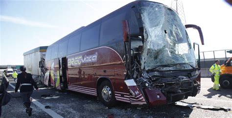 Il tragico incidente intorno alle 14 di oggi tra desenzano e sirmione, in direzione venezia. Incidente sulla A4, camion contro pullman con una ...