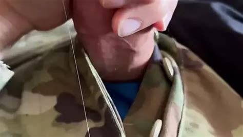 il soldato americano dell esercito si masturba il cazzo duro indossando la sua uniforme ocp