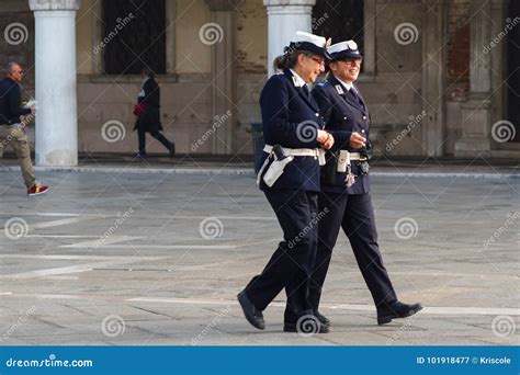 Venice Italy October 6 2017 Two Women Police Officers Are On The
