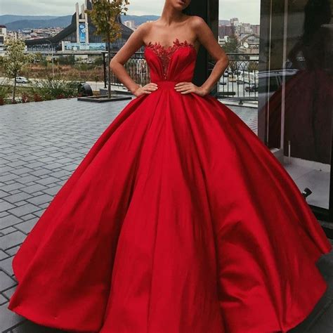 Red Fluffy Satin Prom Dresses Lace Applique Sweetheart Sleeveless Ball