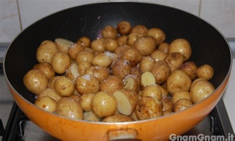 Le patate al forno sono sicuramente il contorno più amato, ma non sono da meno le patate in padella che vi proponiamo qui. Patate novelle in padella - La ricetta di Gnam Gnam
