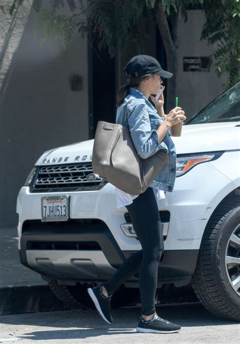 Jenna Dewan Tatum Picks Up An Iced Coffee In Los Angeles 08222017
