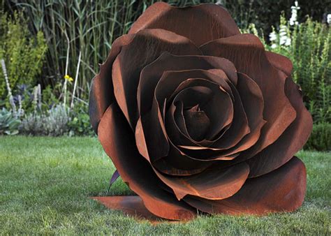 Old rusted wheel garden fence. Rose Flower Corten Steel Sculpture , Rusted Metal Garden ...