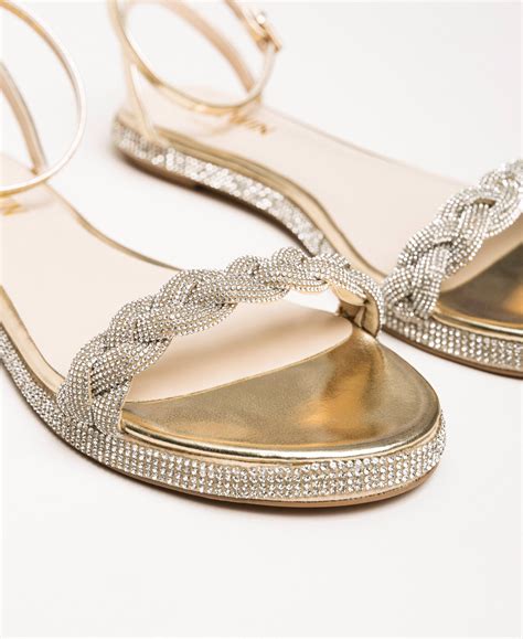 Codes promo, ventes flash, livraison offerte, trouvez le produit de vos rêves à prix réduit ! Sandales plates tressées avec strass Femme, Or | TWINSET ...