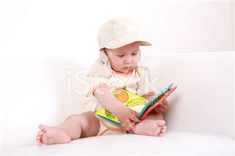 Foto De Stock Lindo Bebé Leyendo Libre De Derechos Freeimages