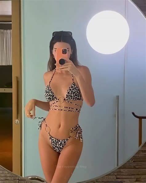 Kendall Jenner Shows Off Her Sexy Figure In Bikinis Pics Videos