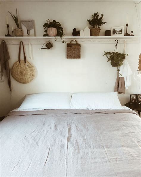 Architetta il tuo spazio con questi eleganti pannelli modulari in essenza e in laccato, o imbottiti e rivestiti di tessuto o pelle, con o senza distanziali. Come scegliere le mensole per la camera da letto