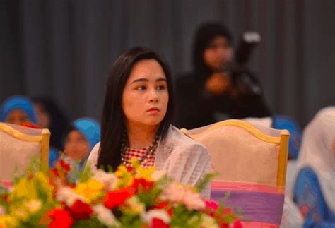 Royal princess tengku puteri jihan azizah athiyatullah gave a calm response after she was accused of violating the government's compulsory face mask rule. Si Cilik Ini Tvlar Wajah Comel Dikatakan Mirip Tengku Jihan