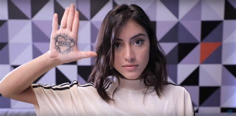 Gains a massive regen, around 1% per tic. Youtuber Maju Trindade faz tatuagem na palma da mão e ...
