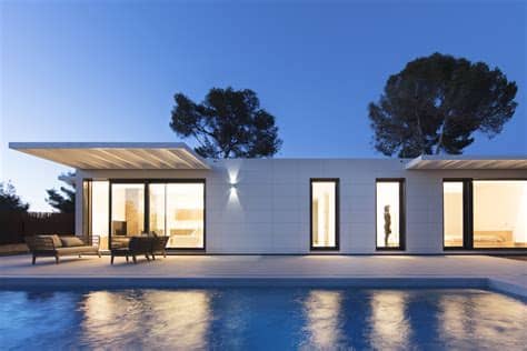 Aquí te enseñaremos todo lo que necesitas saber para construir tu casa prefabricada. 10 casas prefabricadas en España para irse ya a vivir