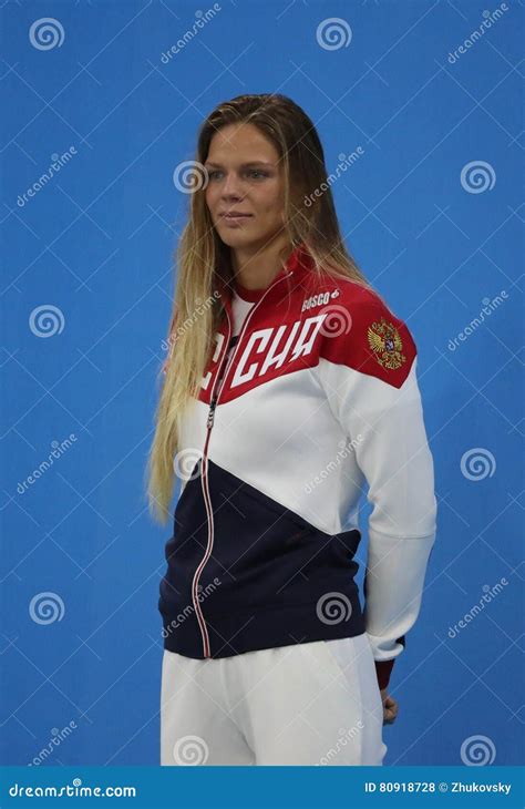 Серебряный медалист Yulia Efimova России во время церемонии медали