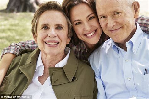 Jennifer Garner 46 Takes Rare Photograph With Her Parents Bill And