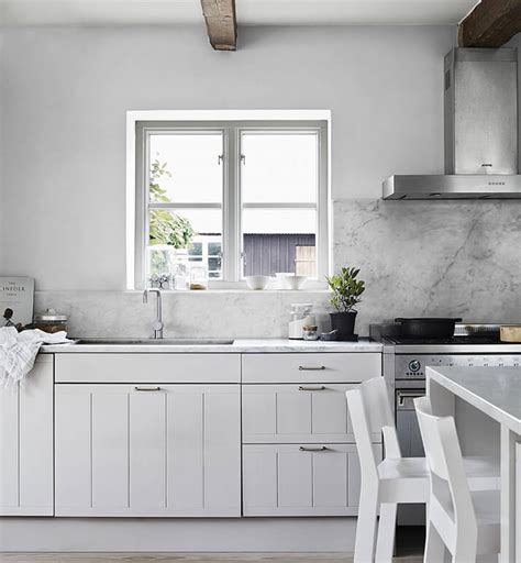 Mar 31, 2020 · you could stop the backsplash where the upper cabinets end, but we usually recommend lining up with the base cabinets. 9 Kitchen Window Backsplash Ideas