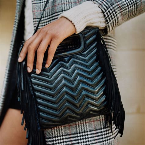 En cuir lisse ou en daim, grand ou petit, à porter à la main ou à l'épaule, le sac frangé dynamise n'importe quel look. MPADDED - Sac en cuir matelassé à franges - Le M | Maje Paris