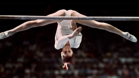 Istoricul stejarel olaru scrie in cartea sa nadia. Turnlegende Comaneci na 41 jaar terug in Montreal | NOS