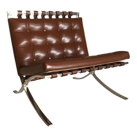 Vitra ofrece ahora el lounge chair en dos tamaños: Image of Miniature Replica of Mr 90 Barcelona Chair by the ...