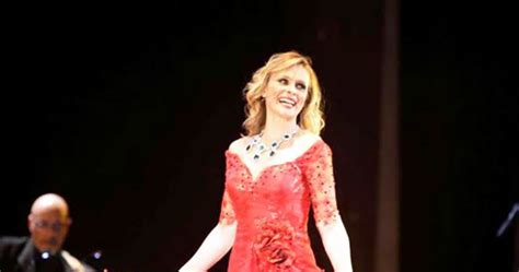 Da oggi, 4 settembre, dal lunedì al venerdì alle 21.05 su rai2, ritorna camera cafè, il racconto ironico e politicamente scorretto della società italiana. Serena Autieri in 'La Sciantosa' di Vincenzo Incenzo, al ...