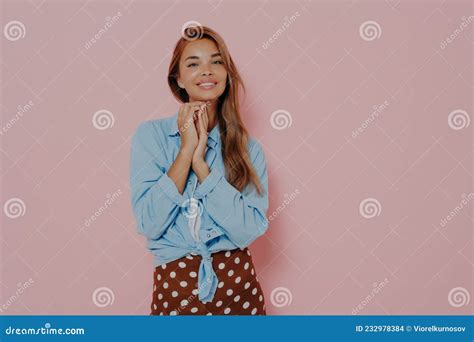 Heerlijke Dame Die Haar Genoegen Uitspreekt Over De Roze Achtergrond Stock Foto Image Of Lang