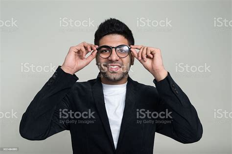 인물사진 Of Conman 사업가 안전띠를 브로컨 안경 깨짐에 대한 스톡 사진 및 기타 이미지 깨짐 안경 쥠 Istock