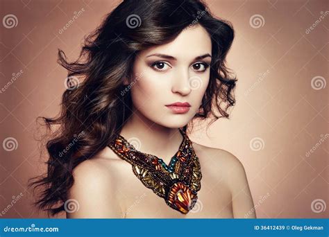 Retrato De La Mujer Morena Hermosa Con El Pendiente Makeu Perfecto Imagen De Archivo Imagen