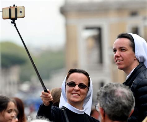 vatican advises nuns to spend less time on social media