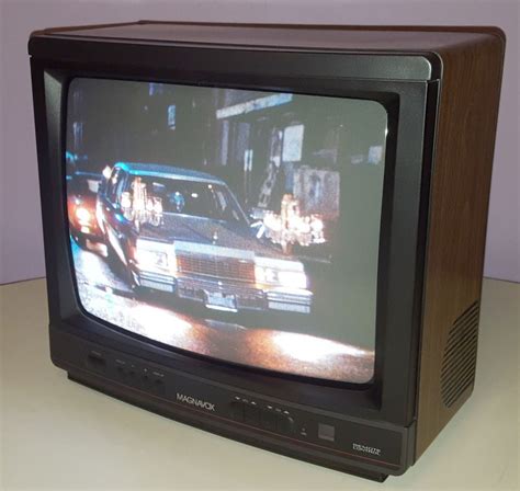 Magnavox Vintage Television Retro Tv Set Walnut Cabinet 13 Inch Color