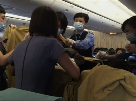 Flight too short (kl to sg) for me to eat and enjoy the inflight entertainment. pros: Raw: Doctor Delivers Baby On Flight From Taiwan - YouTube