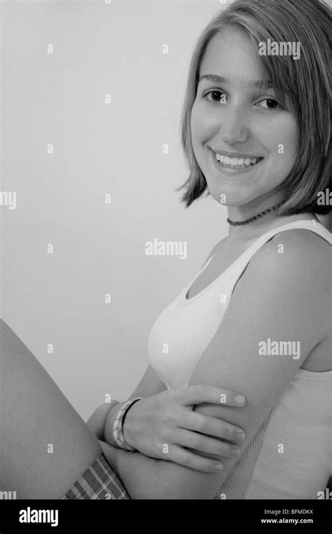 Junger Teenager Sitzt Schwarzweiß Stockfotos Und Bilder Alamy