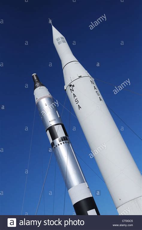 Zwei Raketen Auf Anzeige Am Kennedy Space Center In Florida USA