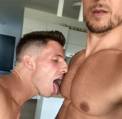 Pecs Nipples Find You A Bestie Who Licks