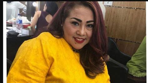 Rambut Nunung Mulai Habis Pasca Jalani Kemoterapi Kini Pakai Turban