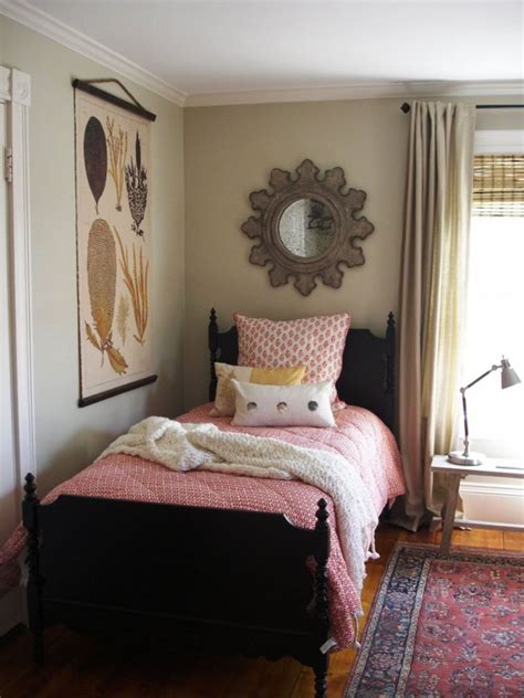 Nice 30 Comfy Small Guest Bedroom Designs So Guests Feel Happy Visiting