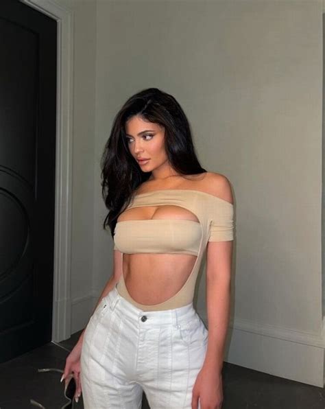 Kylie Jenner Boasts Her Instagram Snaps Are Real Life After Sister Khloe S Picture Scandal