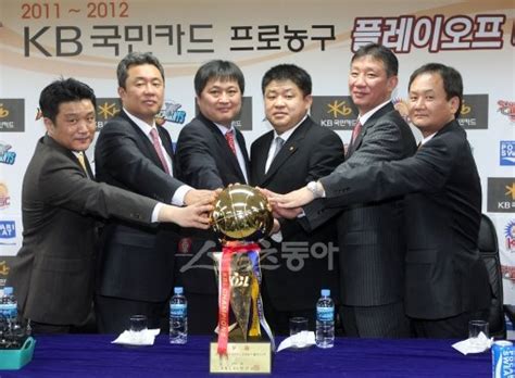 슬기로운 이중생활 허재 kcc 감독 시절 취중 인터뷰. 농구 PO 미디어데이 릴레이 기싸움 '공적' 강동희, 허재를 ...