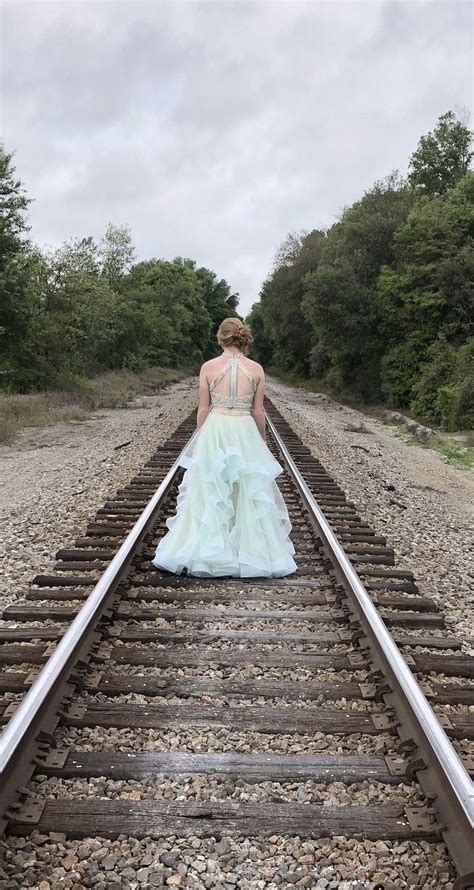 Pin By Dan On ̗̀★СΗΙЖ On ᎢᎡΔЖ★ ̖́ Railroad Tracks Bridal Photography Prom Pictures