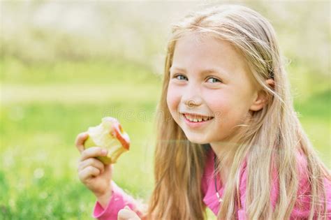 Meisje Dat Appel Eet Kind Die Gezond Fruit Eten Stock Foto Afbeelding