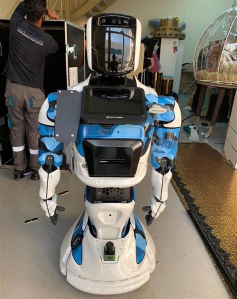 Российский робот полицейский уже год работает в Абу Даби Руководство