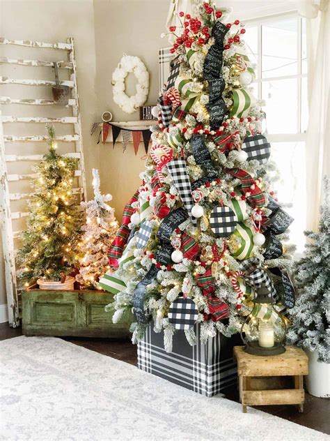 The christmas tree is the highlight of your holiday decor and these themed trees are proof that you don't have to stick to tradition this year. 40+ Most fabulous Christmas tree decoration ideas