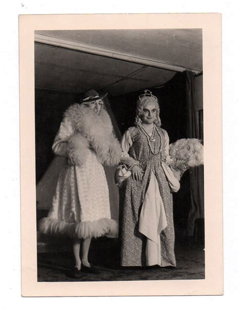 Photo Vers 1940 Déguisement Théâtre Travesti Oflag Camp Latapie Gonflés