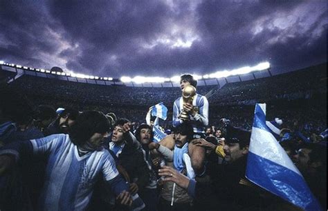 Daniel Passarella Lifts The World Cup Trophy After Argentina S Victory Over The Netherlands In