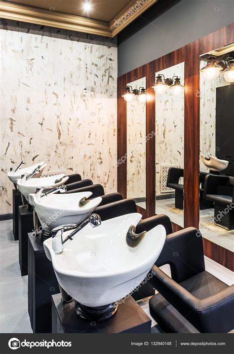 Интерьер салона красоты ряд раковин для мытья волос стоковое фото