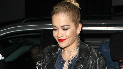 Tiefer Ausschnitt Rita Ora Zeigt Viel Nackte Haut Promiflashde