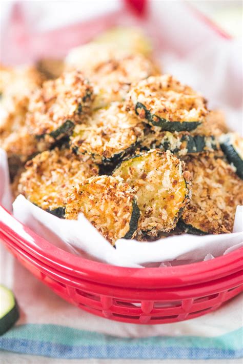 Everyone gets their veggies in with these zucchini coins that are tossed in olive oil, parmesan cheese, salt, pepper, and garlic. Baked Parmesan Zucchini Chips - Apple of My Eye