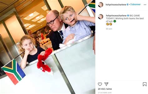 Princess charlene of monaco arrives at the akris spring/summer 2019 fashion show in paris wearing an akris. Charlene de Monaco : cette nouvelle coiffure ultra courte ...